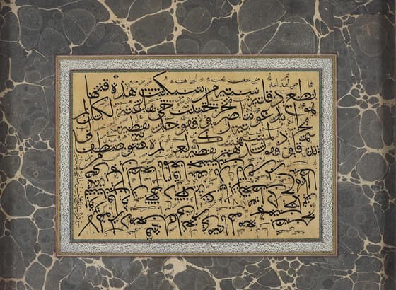 Helaian latihan khat dengan baris tulisan Arab dalam beberapa gaya, termasuk khat Riq'ah yang kecil dan ringkas, dalam bingkai kertas marmar